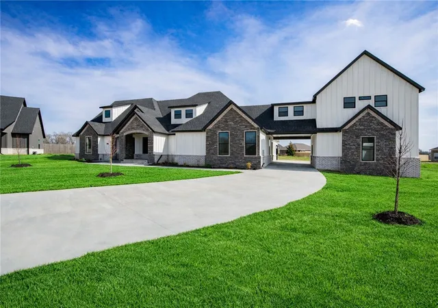 Photo 2 of Single family home for sale at 1905 Strong Ave, Pea Ridge, AR 72751 | MLS# 1338302 | Listing updated on 2026-10-05