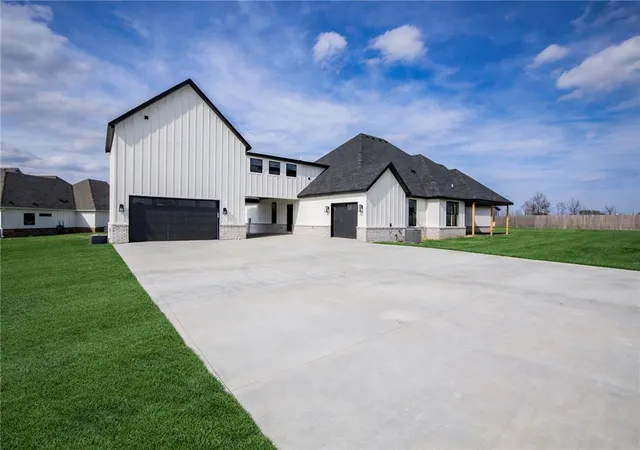 Photo 3 of Single family home for sale at 1905 Strong Ave, Pea Ridge, AR 72751 | MLS# 1338302 | Listing updated on 2026-10-05