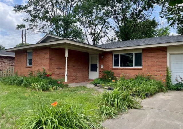 Photo 2 of Single family home for sale at 814 Gwen St, Springdale, AR 72762 | MLS# 1340191 | Listing updated on 2026-09-03
