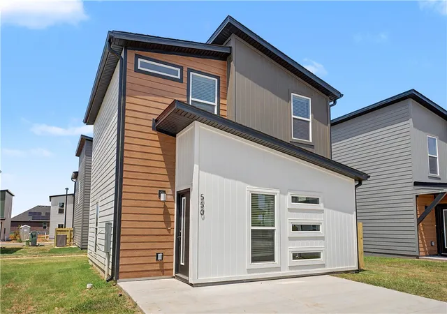 Photo 3 of Single family home for sale at 550 Solar St, Bentonville, AR 72713 | MLS# 1343022 | Listing updated on 2026-09-02
