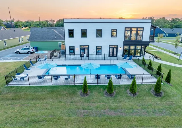 Photo 3 of Sale Pending at 905 NE Heights Ln, Bentonville, AR 72712 | MLS# 1342977 | Listing updated on 2026-09-12