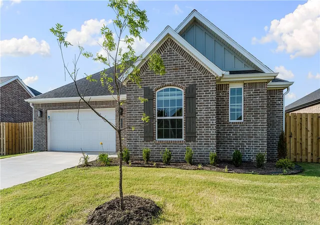 Photo 2 of Sale Pending at 1816 Farmer St, Pea Ridge, AR 72751 | MLS# 1343029 | Listing updated on 2026-10-07