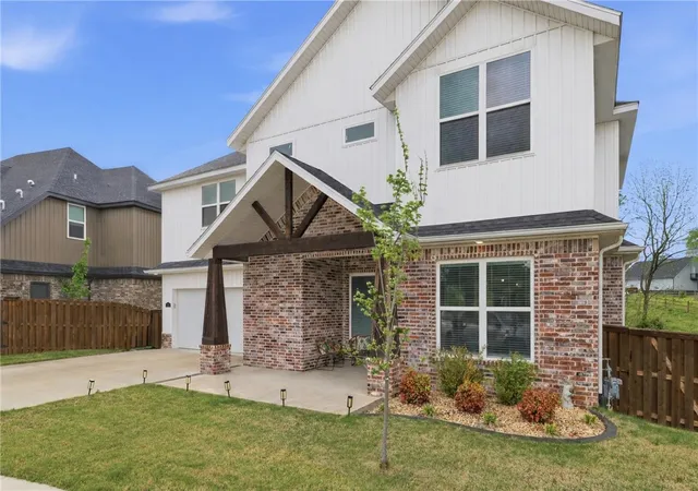 Photo 3 of Single family home for sale at 304 Sw Gunison Cvs, Bentonville, AR 72712 | MLS# 1342662 | Listing updated on 2026-09-14