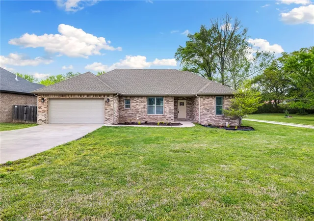 Photo 1 of Single family home for sale at 5642 E Huntsville Rd, Fayetteville, AR 72701 | MLS# 1342939 | Listing updated on 2026-09-11