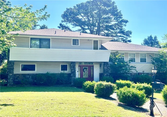 Photo 2 of Single family home for sale at 805 W Norristown Cir, Russellville, AR 72802 | MLS# 1343850 | Listing updated on 2026-09-03