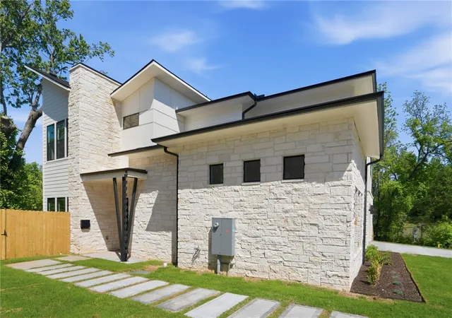 Photo 3 of Single family home for sale at 227 NE H St, Bentonville, AR 72712 | MLS# 1343747 | Listing updated on 2026-08-31