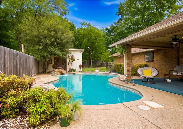 Photo 1 of Single family home for sale at 1613 S Colonial Cir, Sallisaw, OK 74955 | MLS# 1343722 | Listing updated on 2026-10-21
