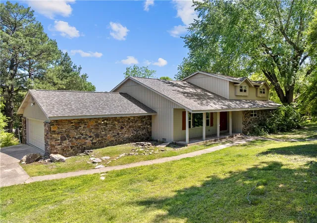 Photo 1 of Single family home for sale at 923 Smith Dr, Harrison, AR 72601 | MLS# 1345456 | Listing updated on 2026-09-18
