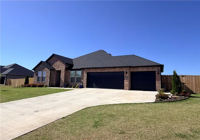 Photo 3 of Sale Pending at 5003 E Sugarloaf St, Siloam Springs, AR 72761 | MLS# 1347254 | Listing updated on 2026-09-03
