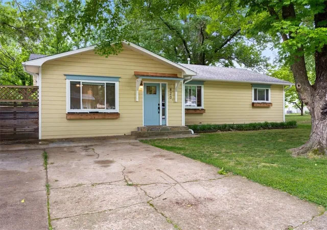 Photo 3 of Single family home for sale at 820 W Twin Springs St, Siloam Springs, AR 72761 | MLS# 1347413 | Listing updated on 2026-09-15