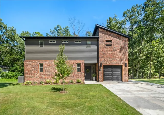 Photo 1 of Single family home for sale at 43 Saint Austell Dr, Bella Vista, AR 72714 | MLS# 1347670 | Listing updated on 2026-09-03
