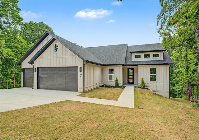 Photo 1 of Single family home for sale at 7 Kilmarnock Ln, Bella Vista, AR 72715 | MLS# 1347660 | Listing updated on 2026-10-06
