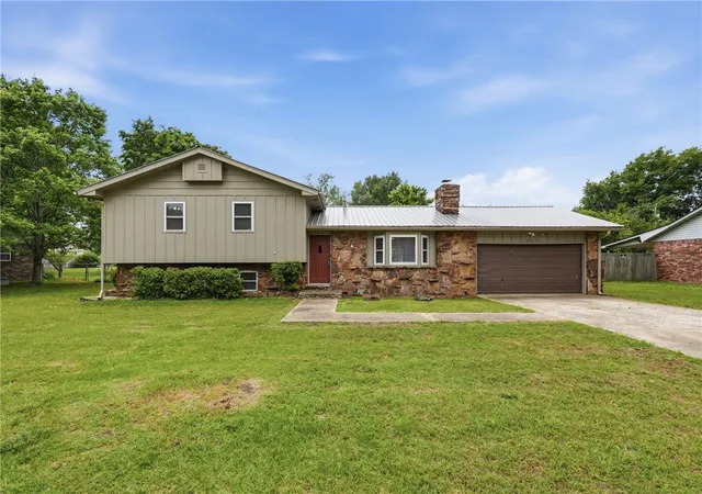Photo 1 of Single family home for sale at 1902 W Granite St, Siloam Springs, AR 72761 | MLS# 1348211 | Listing updated on 2026-08-31