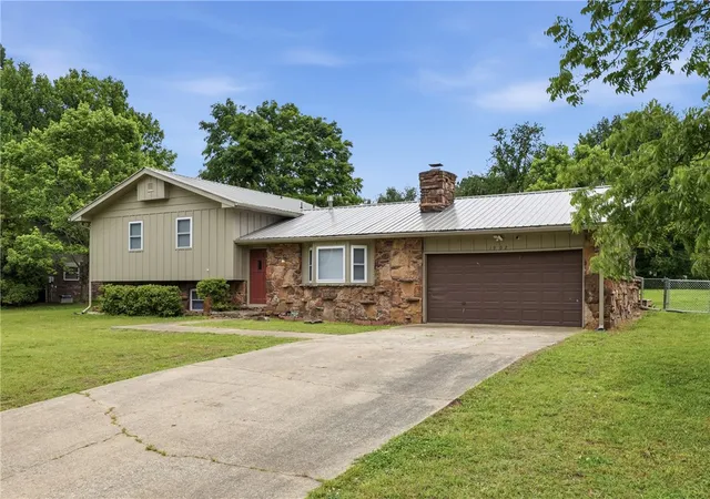 Photo 2 of Single family home for sale at 1902 W Granite St, Siloam Springs, AR 72761 | MLS# 1348211 | Listing updated on 2026-08-31