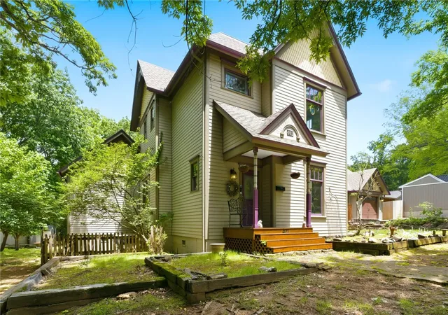 Photo 2 of Single family home for sale at 402 E Spring St, Fayetteville, AR 72701 | MLS# 1347729 | Listing updated on 2026-09-09