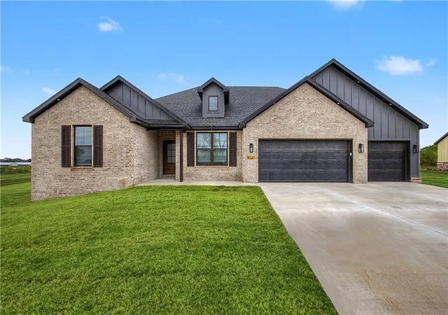 Photo 2 of Sale Pending at 5121 S Pleasant Valley, Gentry, AR 72734 | MLS# 1348356 | Listing updated on 2026-09-19