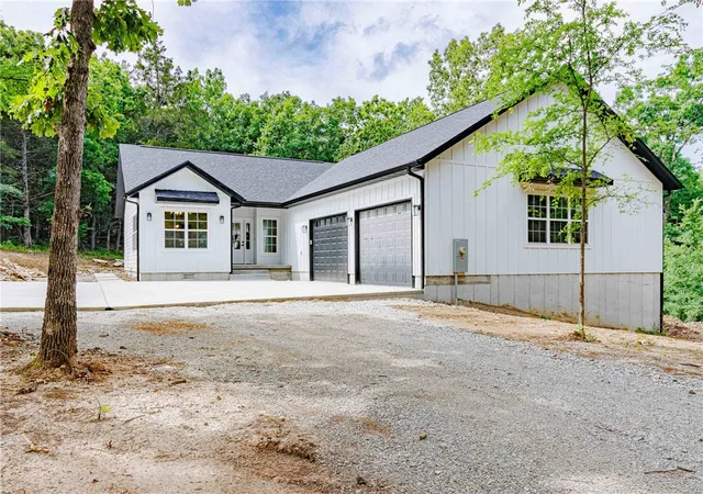 Photo 3 of Sale Pending at 201 Cardinal Ter, Bull Shoals, AR 72619 | MLS# 1349321 | Listing updated on 2026-09-16