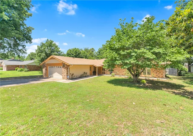Photo 2 of Single family home for sale at 2015 Jefferson, Siloam Springs, AR 72761 | MLS# 1349363 | Listing updated on 2026-09-03