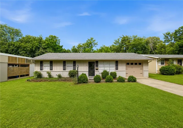 Photo 1 of Sale Pending at 725 N Washington Ave, Fayetteville, AR 72701 | MLS# 1349594 | Listing updated on 2026-09-02