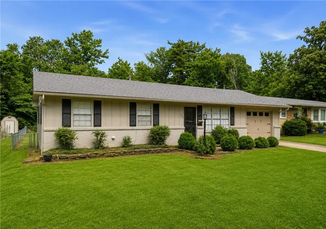 Photo 2 of Sale Pending at 725 N Washington Ave, Fayetteville, AR 72701 | MLS# 1349594 | Listing updated on 2026-09-02