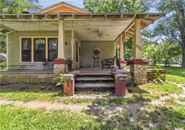 Photo 3 of Sale Pending at 305 Ewalt Ave, Springdale, AR 72764 | MLS# 1351008 | Listing updated on 2026-10-06