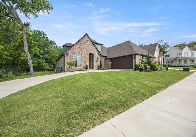 Photo 3 of Single family home for sale at 186 N Hawkstone Dr, Fayetteville, AR 72704 | MLS# 1351269 | Listing updated on 2026-09-08