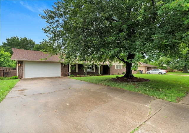 Photo 2 of Sale Pending at 207 Angela St, Springdale, AR 72762 | MLS# 1351401 | Listing updated on 2026-10-03