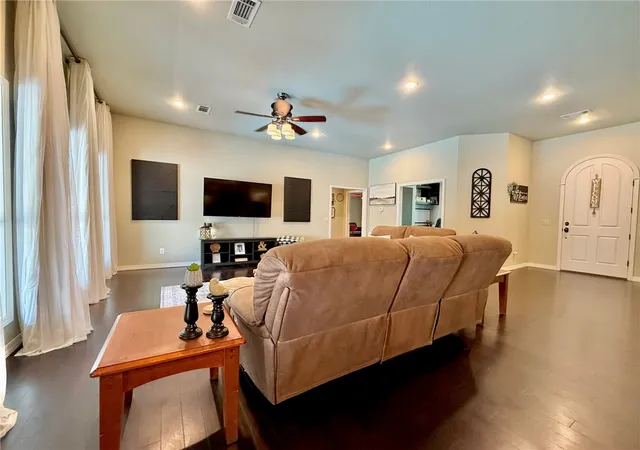 Photo 4 of Single family home for sale at 233 Seminole Trl, Russellville, AR 72802 | MLS# 1351456 | Listing updated on 2026-10-21