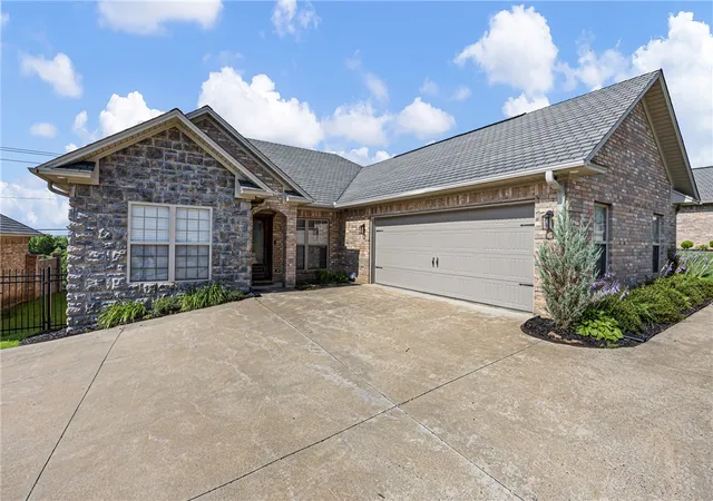 Photo 2 of Single family home for sale at 31 Village Ct, Russellville, AR 72802 | MLS# 1351395 | Listing updated on 2026-09-06