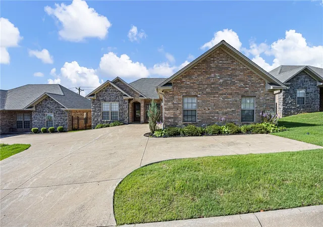 Photo 3 of Single family home for sale at 31 Village Ct, Russellville, AR 72802 | MLS# 1351395 | Listing updated on 2026-09-06