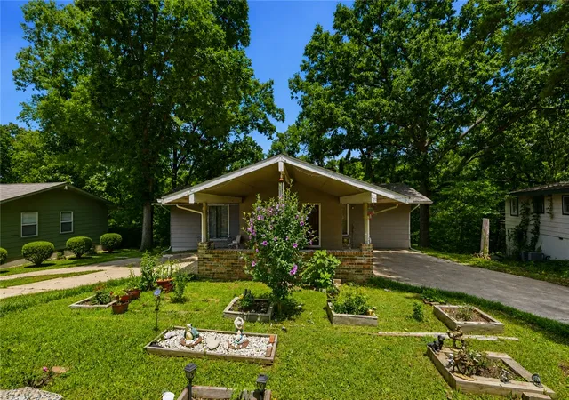 Photo 2 of Single family home for sale at 4 Cummings Ln, Bella Vista, AR 72715 | MLS# 1351911 | Listing updated on 2026-08-31