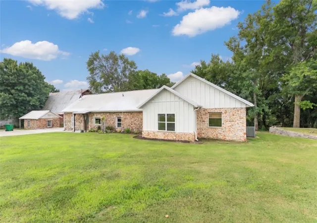 Photo 3 of Sale Pending at 453 Goose Crk Rd, Farmington, AR 72730 | MLS# 1351957 | Listing updated on 2026-09-02