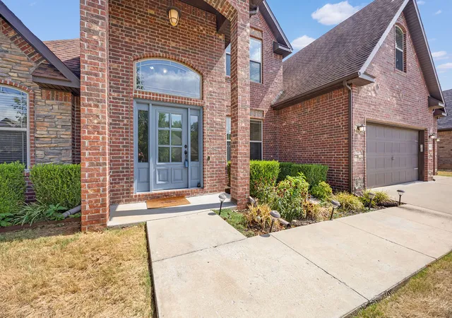Photo 3 of Single family home for sale at 1011 Hunters Pointe, Bentonville, AR 72713 | MLS# 1352329 | Listing updated on 2026-10-18
