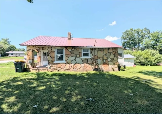 Photo 2 of Sale Pending at 903 N Chestnut St, Harrison, AR 72601 | MLS# 1352457 | Listing updated on 2026-09-02