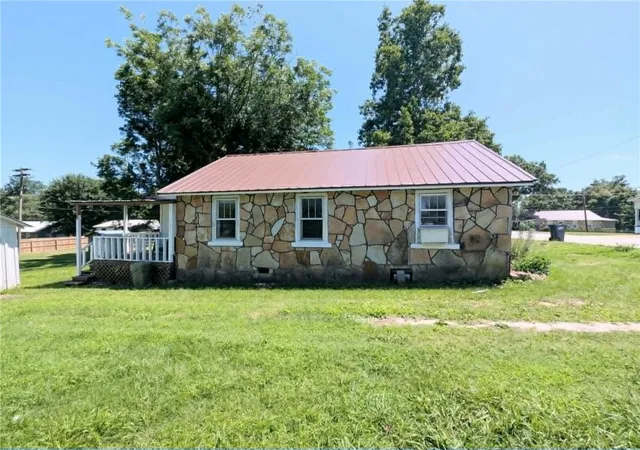 Photo 3 of Sale Pending at 903 N Chestnut St, Harrison, AR 72601 | MLS# 1352457 | Listing updated on 2026-09-02