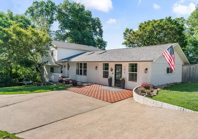 Photo 3 of Sale Pending at 702 Dewoody Dr, Bentonville, AR 72712 | MLS# 1352519 | Listing updated on 2026-08-31