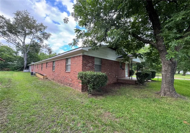 Photo 3 of Sale Pending at 521 E J St, Russellville, AR 72801 | MLS# 1352554 | Listing updated on 2026-08-31