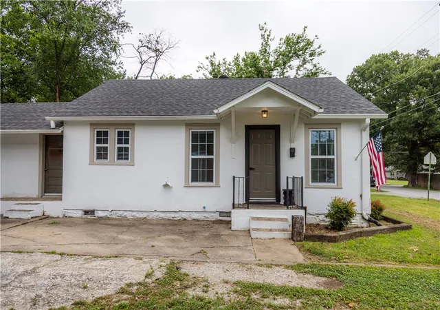 Photo 2 of Single family home for sale at 810 W Elgin St, Siloam Springs, AR 72761 | MLS# 1351528 | Listing updated on 2026-08-28