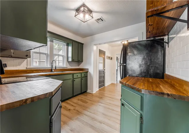 Photo 2 of Sale Pending at 810 W Elgin St, Siloam Springs, AR 72761 | MLS# 1351528 | Listing updated on 2026-09-14