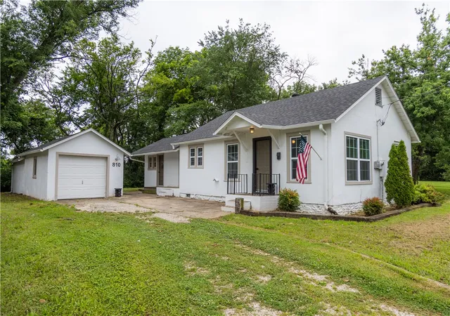 Photo 3 of Single family home for sale at 810 W Elgin St, Siloam Springs, AR 72761 | MLS# 1351528 | Listing updated on 2026-08-28