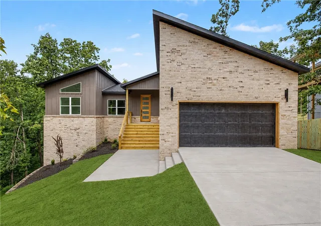 Photo 1 of Single family home for sale at 4 Lauder Cir, Bella Vista, AR 72715 | MLS# 1352745 | Listing updated on 2026-09-13