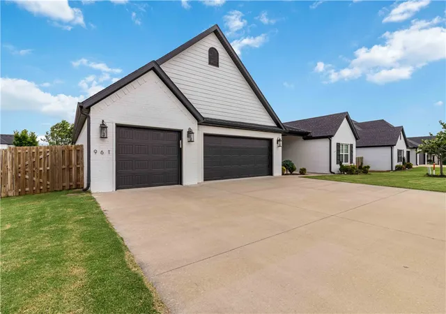 Photo 3 of Single family home for sale at 961 Osage View Dr, Bentonville, AR 72713 | MLS# 1352773 | Listing updated on 2026-09-13