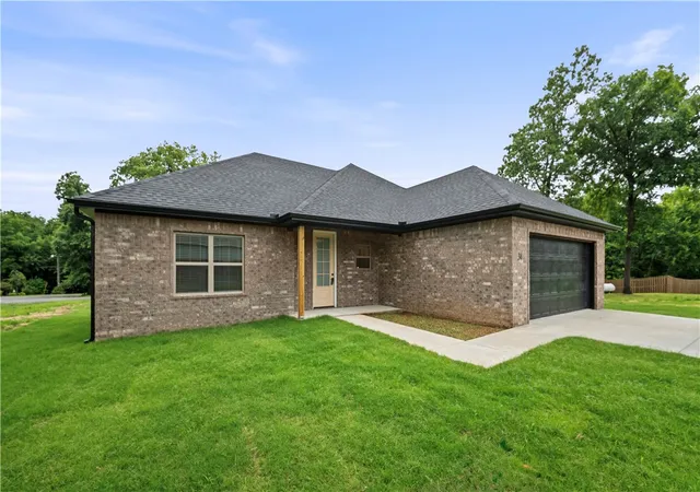 Photo 1 of Sale Pending at 34 Lockhart Dr, Bella Vista, AR 72715 | MLS# 1352453 | Listing updated on 2026-10-14