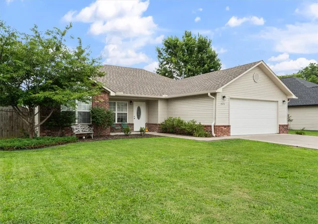 Photo 2 of Single family home for sale at 1523 William Ct, Siloam Springs, AR 72761 | MLS# 1352697 | Listing updated on 2026-10-16