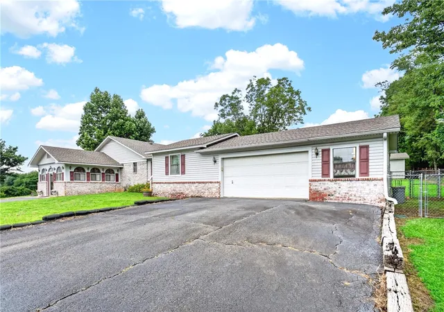 Photo 3 of Single family home for sale at 20 Bakers Crk Rd, Russellville, AR 72802 | MLS# 1353215 | Listing updated on 2026-09-06