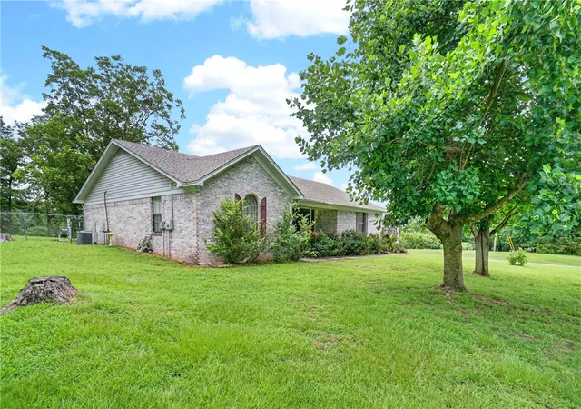 Photo 4 of Single family home for sale at 20 Bakers Crk Rd, Russellville, AR 72802 | MLS# 1353215 | Listing updated on 2026-10-20