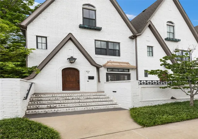 Townhouse for sale at 211 N Church Ave #1, Fayetteville, AR 72701 | MLS# 1353506
