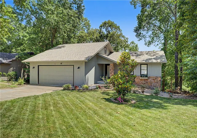 Photo 2 of Single family home for sale at 3 London Dr, Bella Vista, AR 72715 | MLS# 1354074 | Listing updated on 2026-09-02