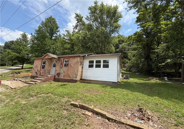 Photo 1 of Single family home for sale at 300 N Parrott Dr, Huntsville, AR 72740 | MLS# 1354197 | Listing updated on 2026-09-09
