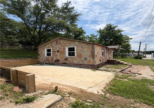 Photo 2 of Single family home for sale at 300 N Parrott Dr, Huntsville, AR 72740 | MLS# 1354197 | Listing updated on 2026-09-09